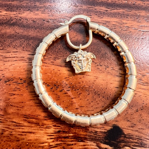 Gold Iconic Medusa Charm Hoop
Earrings✨Fashion‼️Full Inclusion Comes W Box 🎁 - Picture 8 of 14